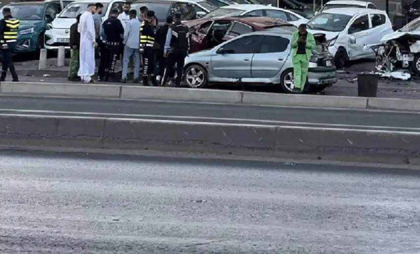 سيارة تصدم 8 مركبات مصطفة على