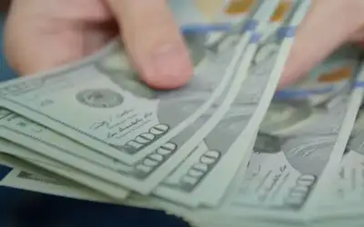الدولار يتجه لتسجيل أكبر مكسب أسبوعي