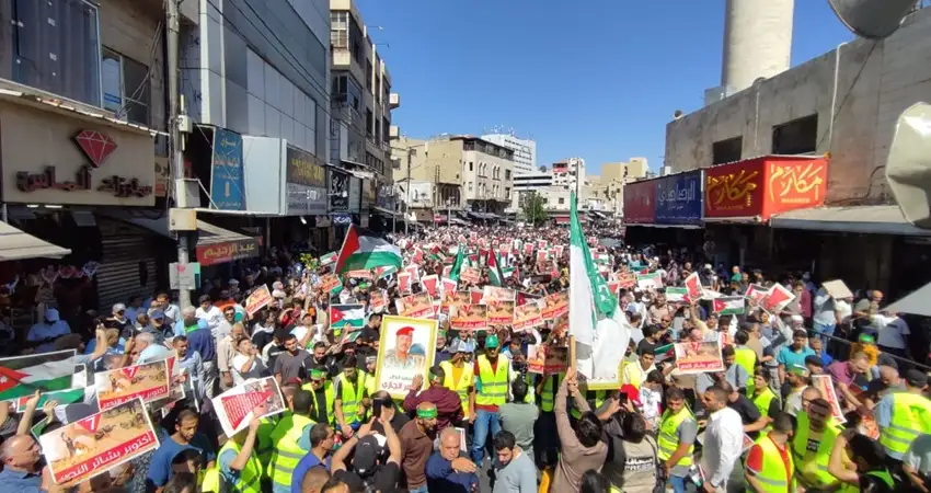 مسيرة صخمة أمام المسجد الحسيني بذكرى