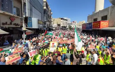 مسيرة صخمة أمام المسجد الحسيني بذكرى