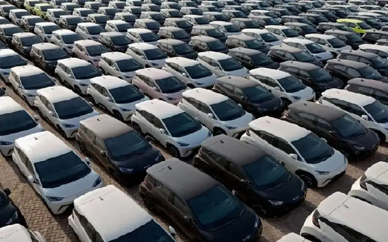 معركة صناعة السيارات في أوروبا.. تراجع