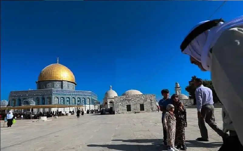 اقتحامات للأقصى والمستوطنين يخطون شعارات عنصرية