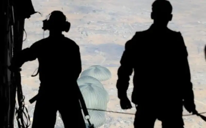 القوات المسلحة تنفذ إنزالا جويا جديدا