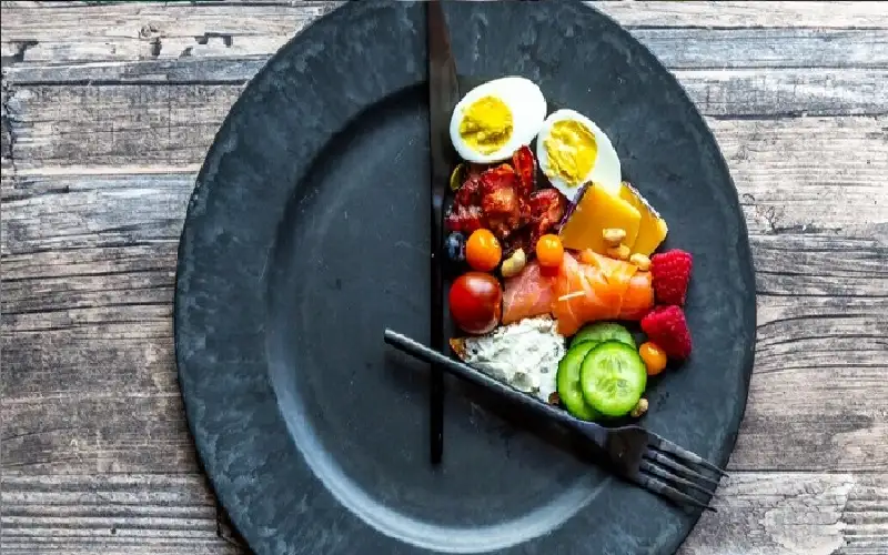 لوزن صحي.. تناول العشاء والإفطار مبكرا