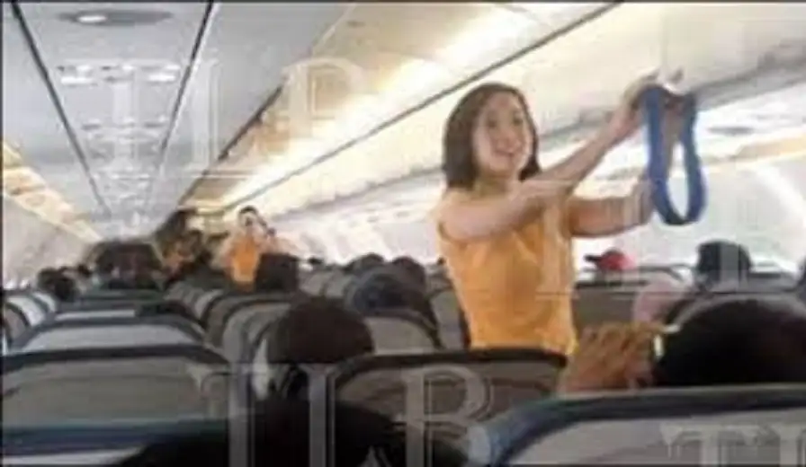 شركة طيران تعرض مشاهد جنسية أمام