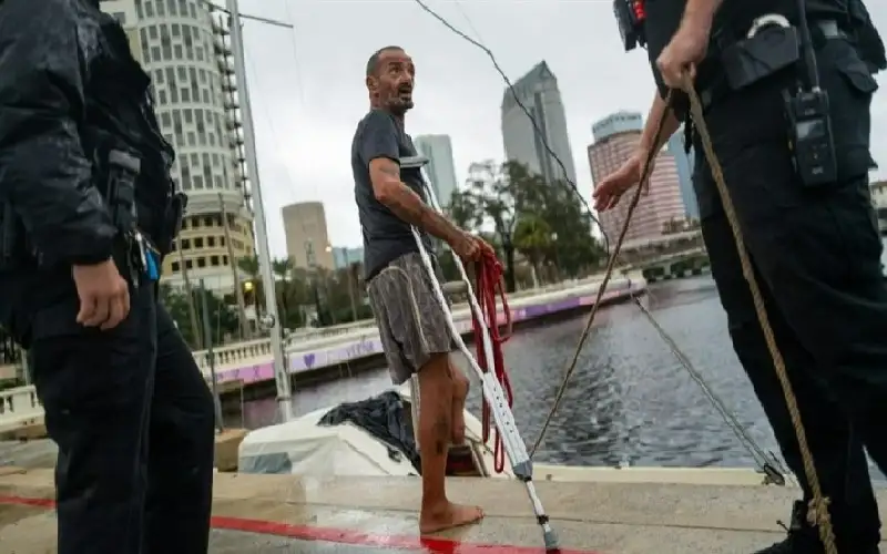 رجل بساق واحدة يعيش على مركب