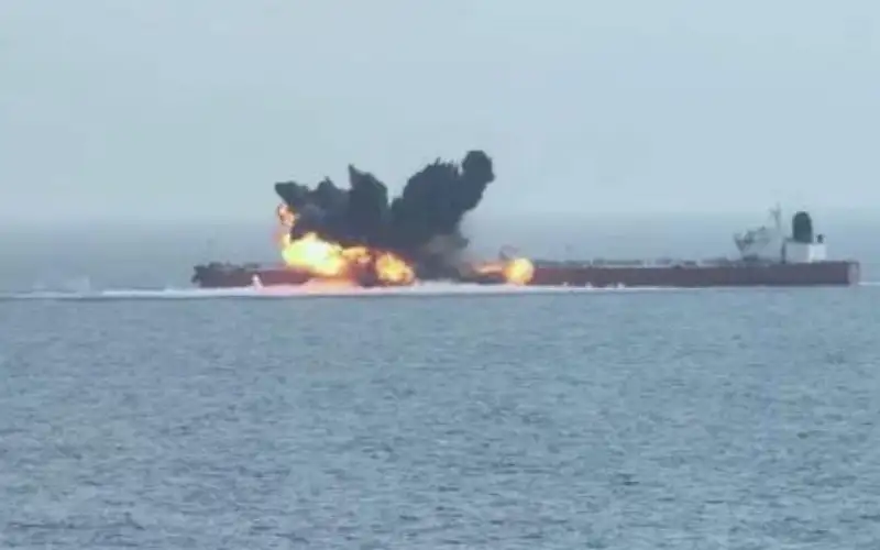 جماعة الحوثي اليمنية: استهداف سفينتين بالبحر