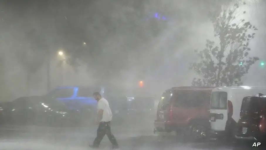 10 قتلى وملايين المنازل بلا كهرباء