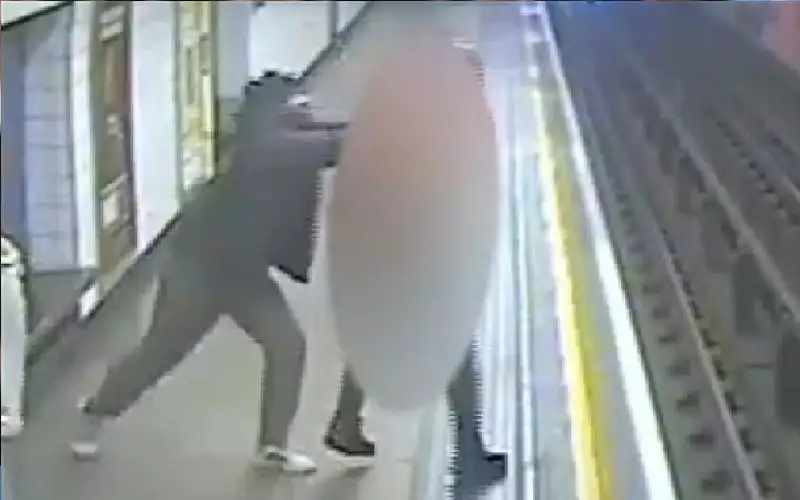 نظرة دونية تدفع مشردا إلى رمي