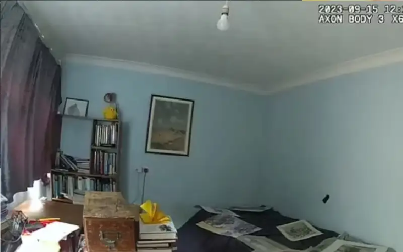 امرأة تعترف أمام الكاميرا بهدوء بقتل