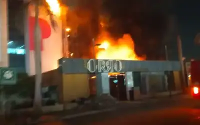 حريق هائل بأحد المراكز التجارية في