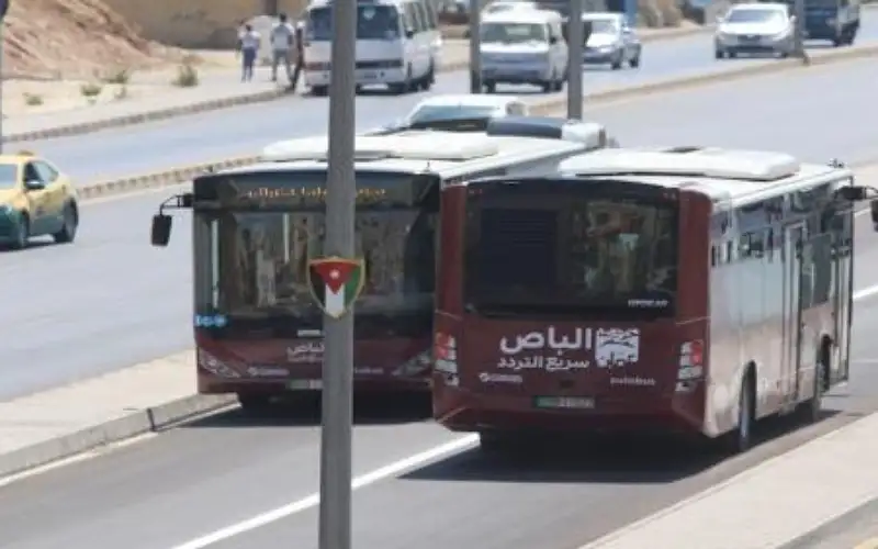 سياج حديدي لإغلاق ممر الباص السريع