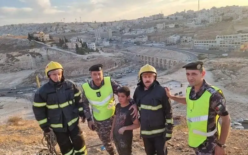 إنقاذ شخصين علقا أعلى مقطع صخري