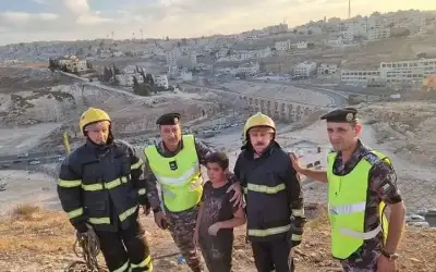 إنقاذ شخصين علقا أعلى مقطع صخري
