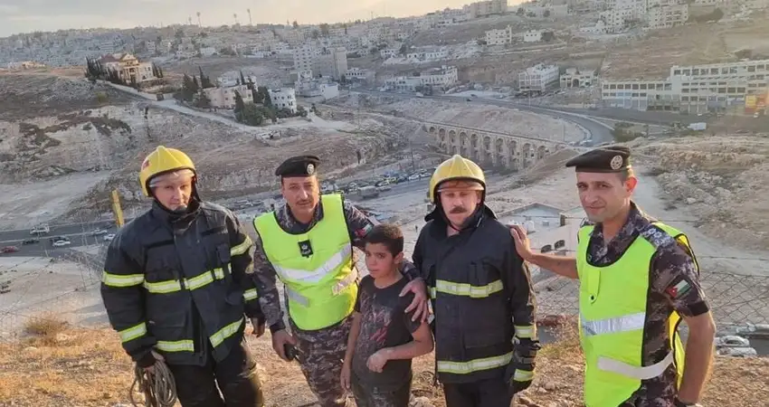 الدفاع المدني ينقذ شخصين علقا أعلى