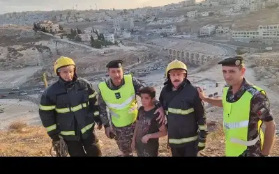 الدفاع المدني ينقذ شخصين علقا أعلى