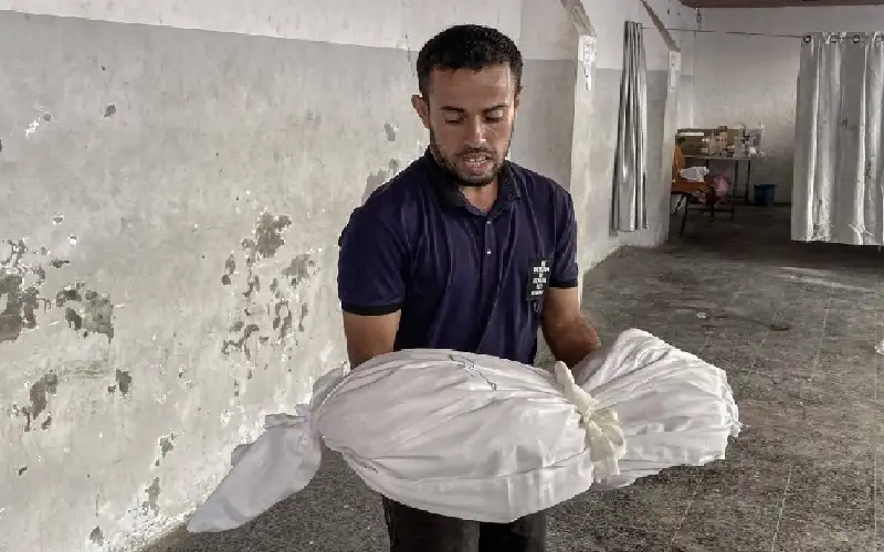 عشرات الشهداء في قصف لمركز توزيع
