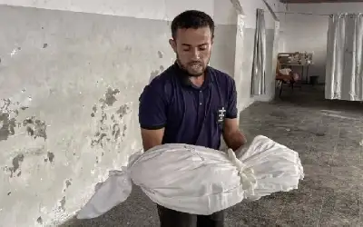 عشرات الشهداء في قصف لمركز توزيع