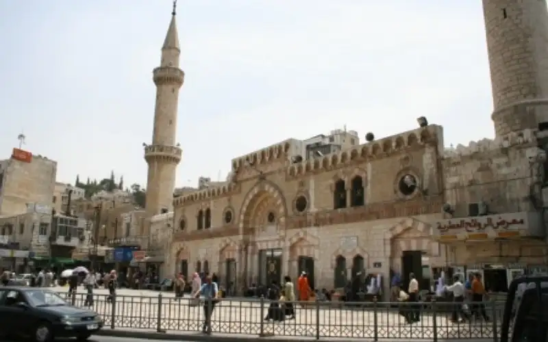 من يلوث تاريخنا ويحاصره ويضربه في