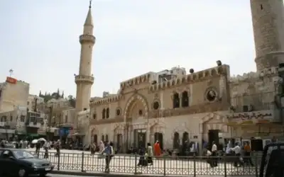 من يلوث تاريخنا ويحاصره ويضربه في