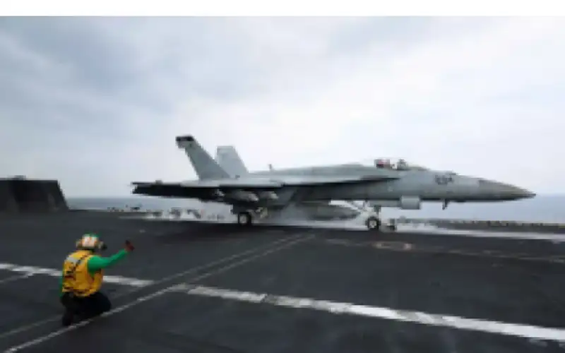 مقاتلات حربية أمريكية وبريطانيا تستهدف الحديدة