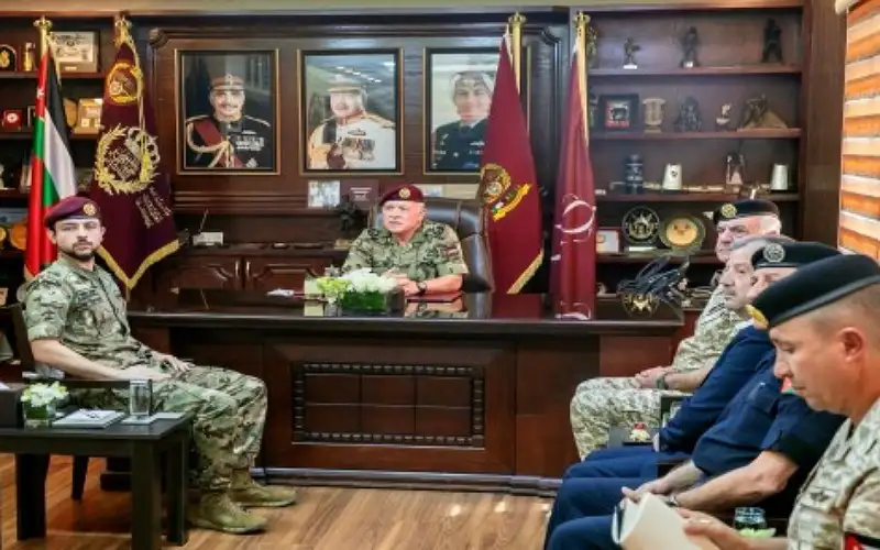 الملك يزور قيادة قوات الملك عبدالله