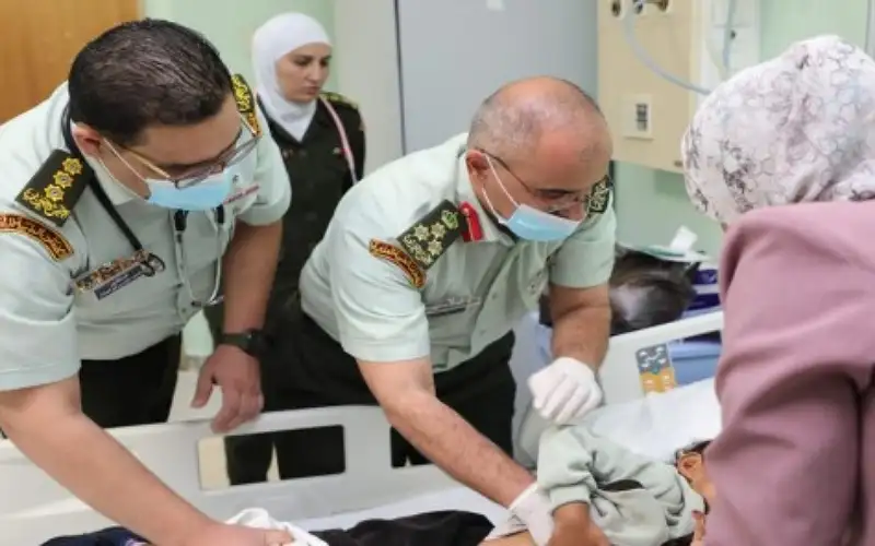 إجلاء طفلة من غزة إلى مدينة