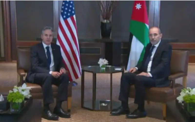 الصفدي لبلينكن: ضرورة إلزام إسرائيل وقف