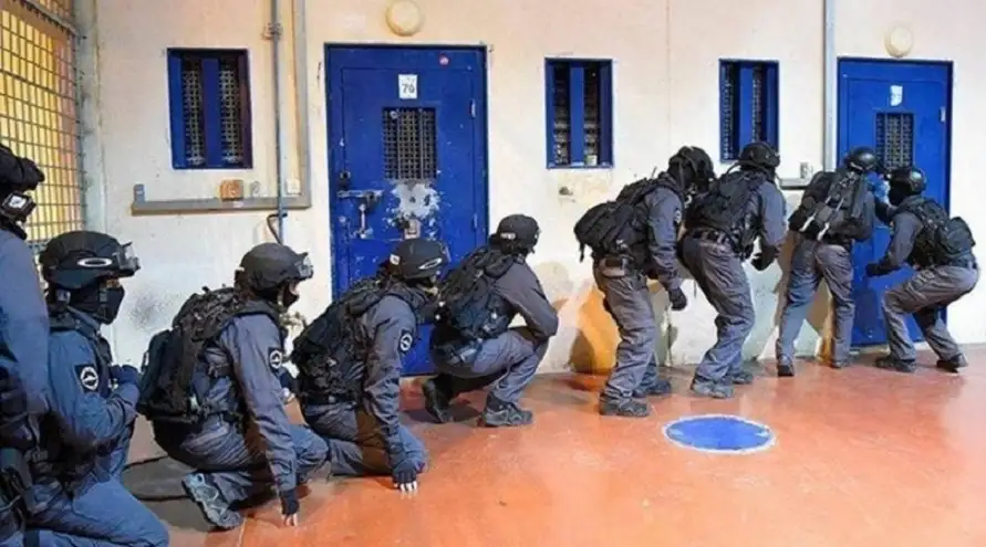 هيئة شؤون الأسرى: الضرب واقتحام غرف