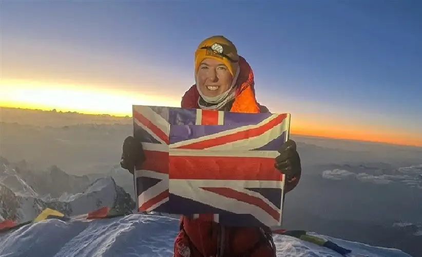 أصغر فتاة تتسلق أعلى 14 قمة