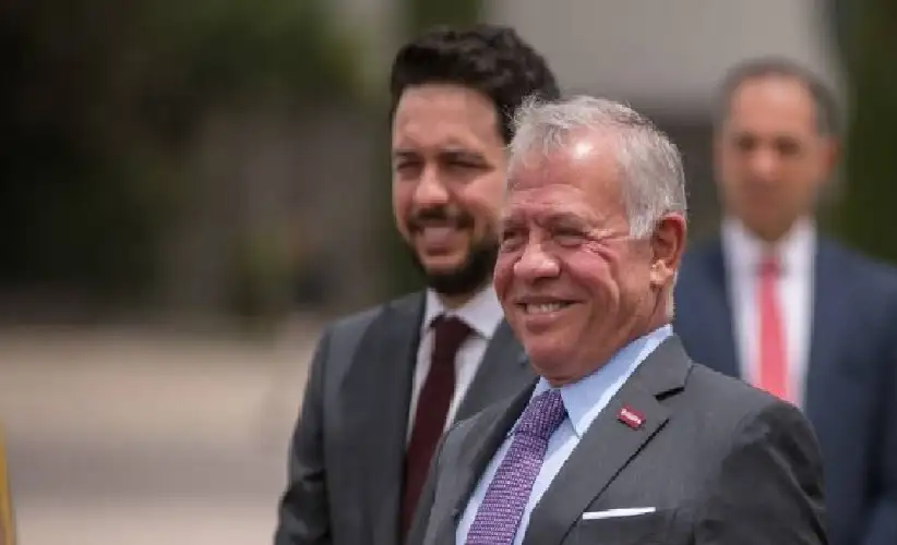 الملك يرافقه ولي العهد يزور الطفيلة