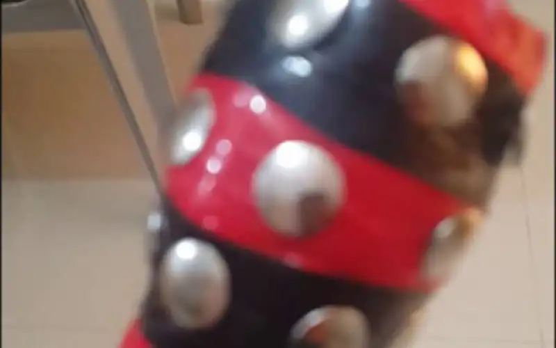 طالب يعتدي على معلم بالضرب بواسطة