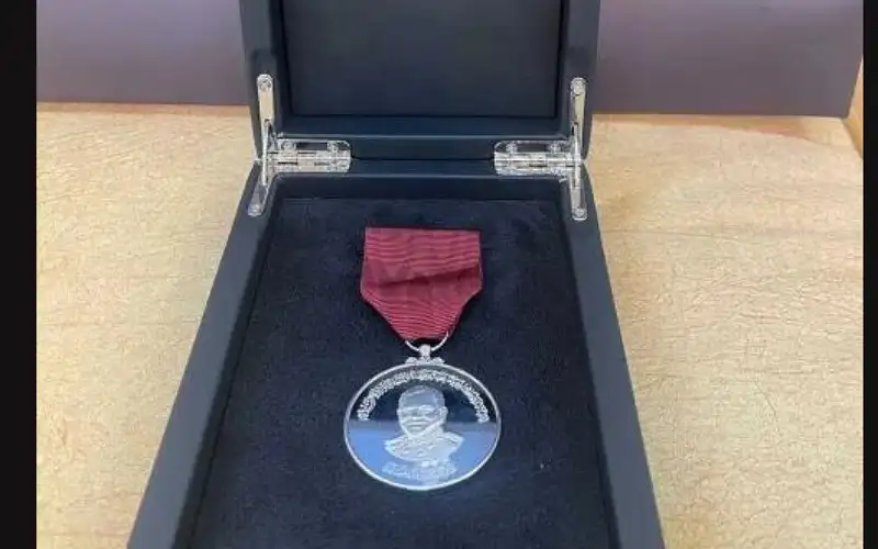 الملك ينعم على شخصيات ومؤسسات في