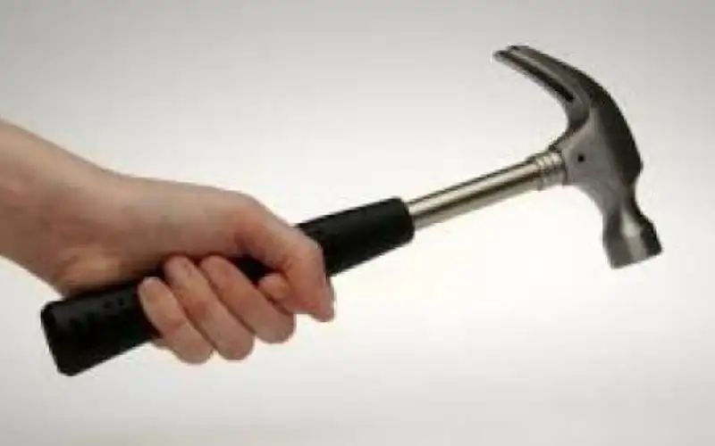 خادمة تعتدي على سيدة ضربا بالشاكوش