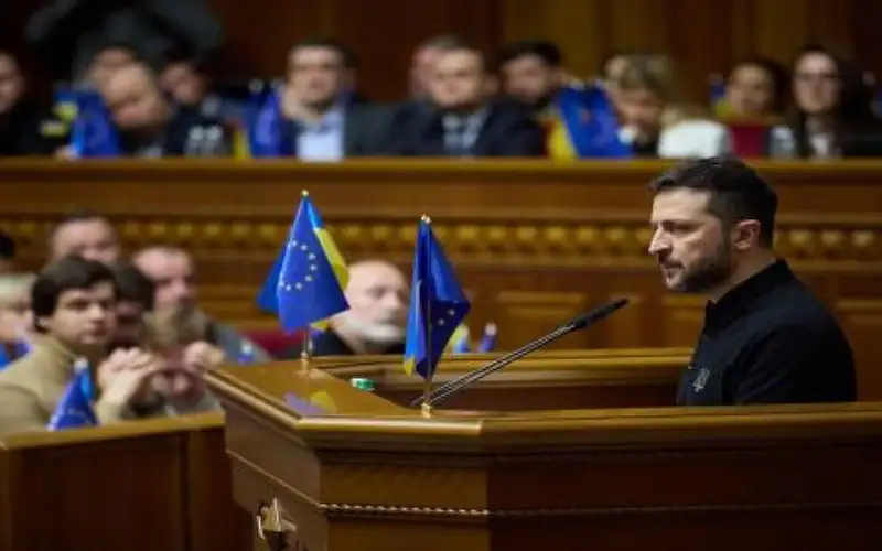 زيلينسكي يعرض خطة النصر ويستبعد التخلي