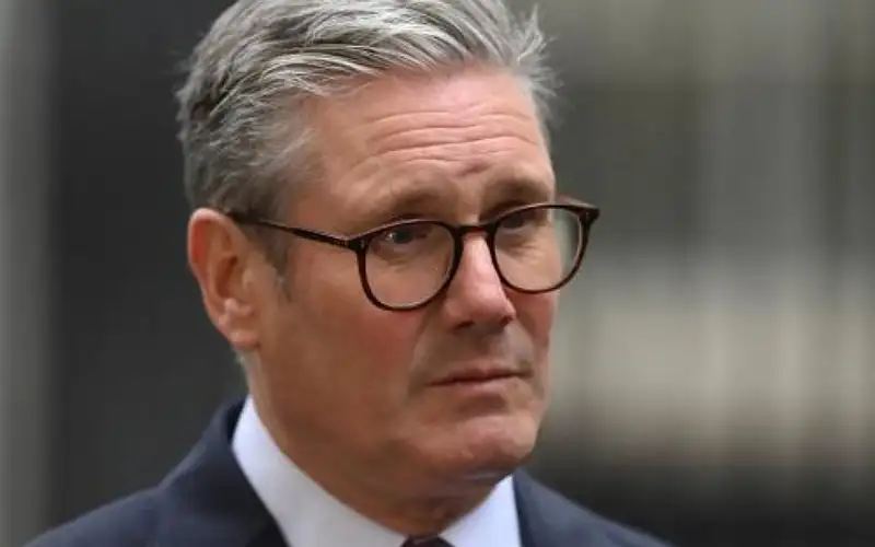 رئيس وزراء بريطانيا: ندرس فرض عقوبات