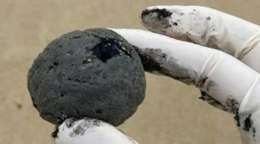 كرات سوداء غامضة تغلق شاطئ كوجي