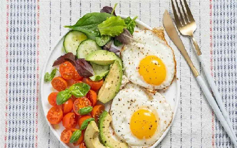 الدهون أم الكربوهيدرات.. أيهما أفضل لإفطار