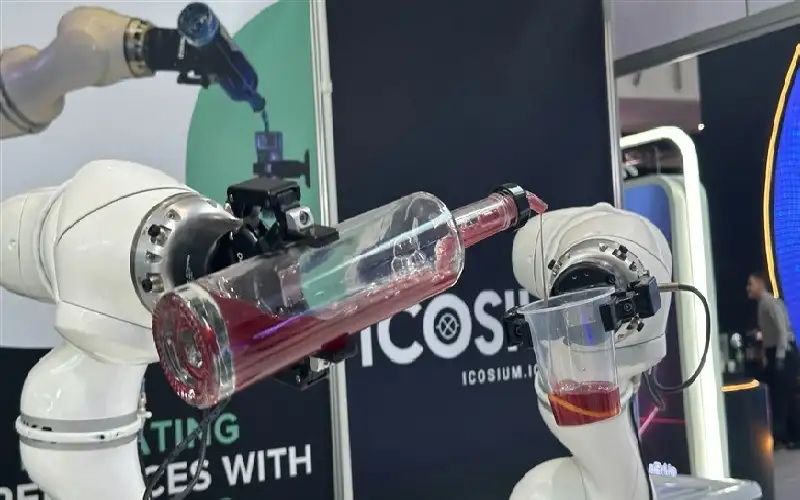 روبوت يقدم عصائر وينقش أسماء الزوار