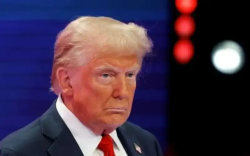 ترامب يهاجم زيلينسكي: كلما جاء نمنحه