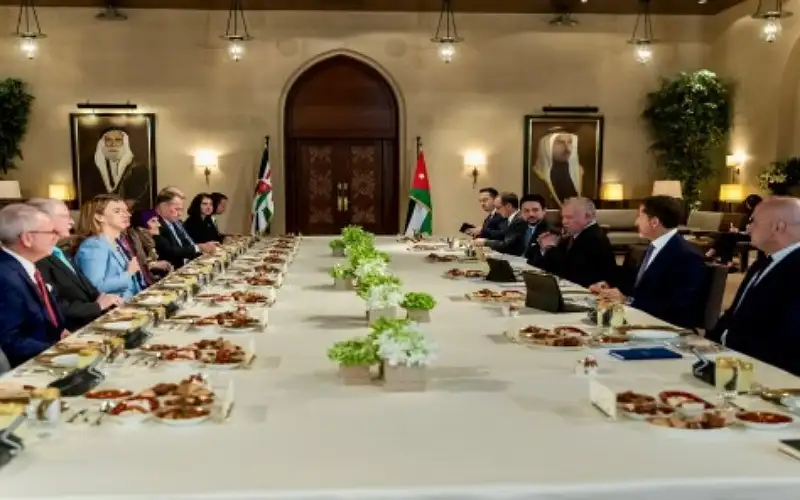 الملك يؤكد ضرورة وقف الأعمال العدائية