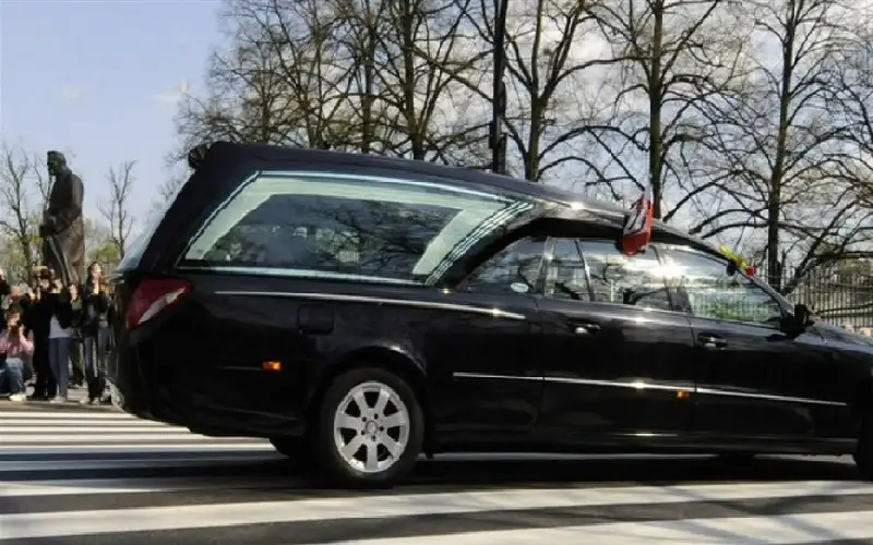 في بولندا.. جثة تسقط من سيارة