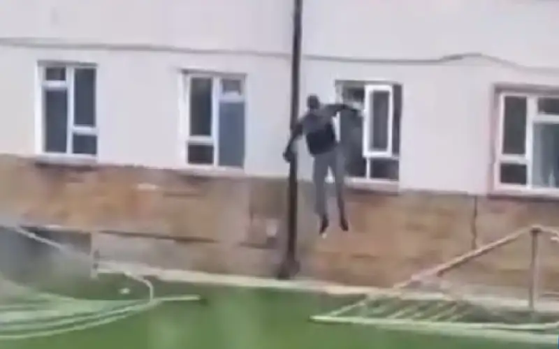 قصة طريفة لهروب لصين من نافذة