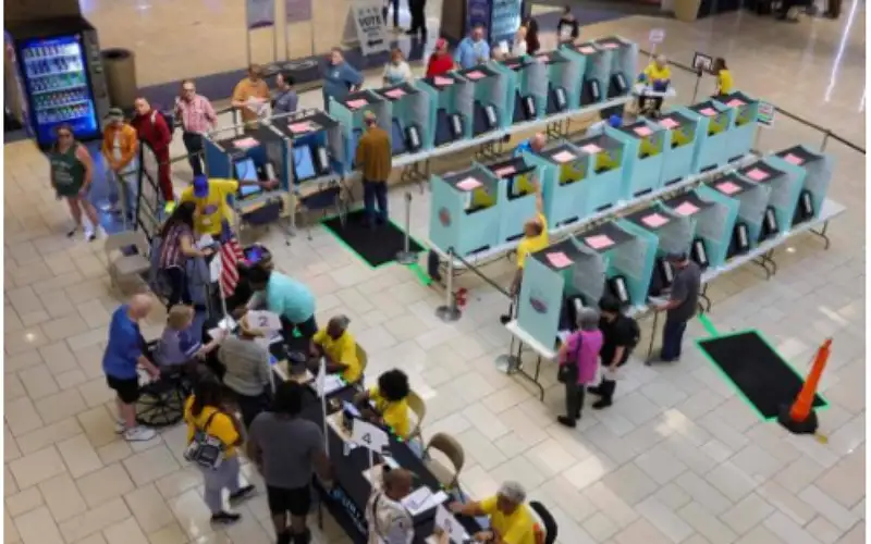 أكثر من 17 مليون أمريكي يدلون