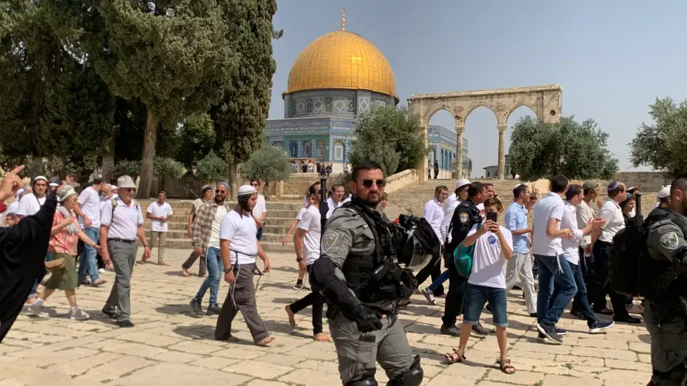200 مستوطن يقتحمون المسجد الأقصى ويؤدون