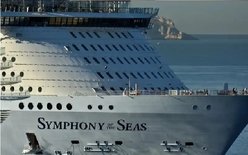 صور ألف مسافر على متن سفينة