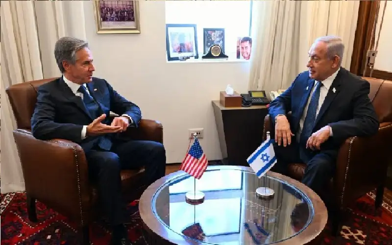 كبار مسؤولي الخارجية الأمريكية ومرافقين يهرعون