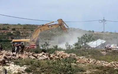 مستوطنون يهدمون مساكن فلسطينيين شرق الخليل