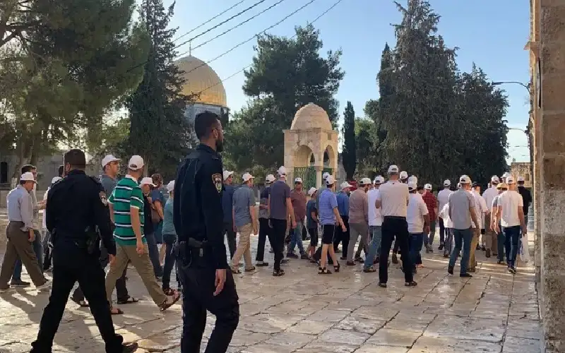 مئات المستوطنين يقتحمون المسجد الأقصى