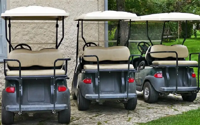 عربة غولف تقودها امرأة تحول مغامرة